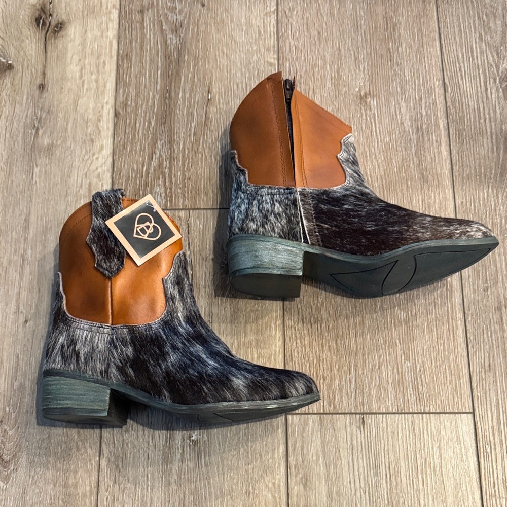 NIB Johnny Cow Hair Western booties boots with leather upper